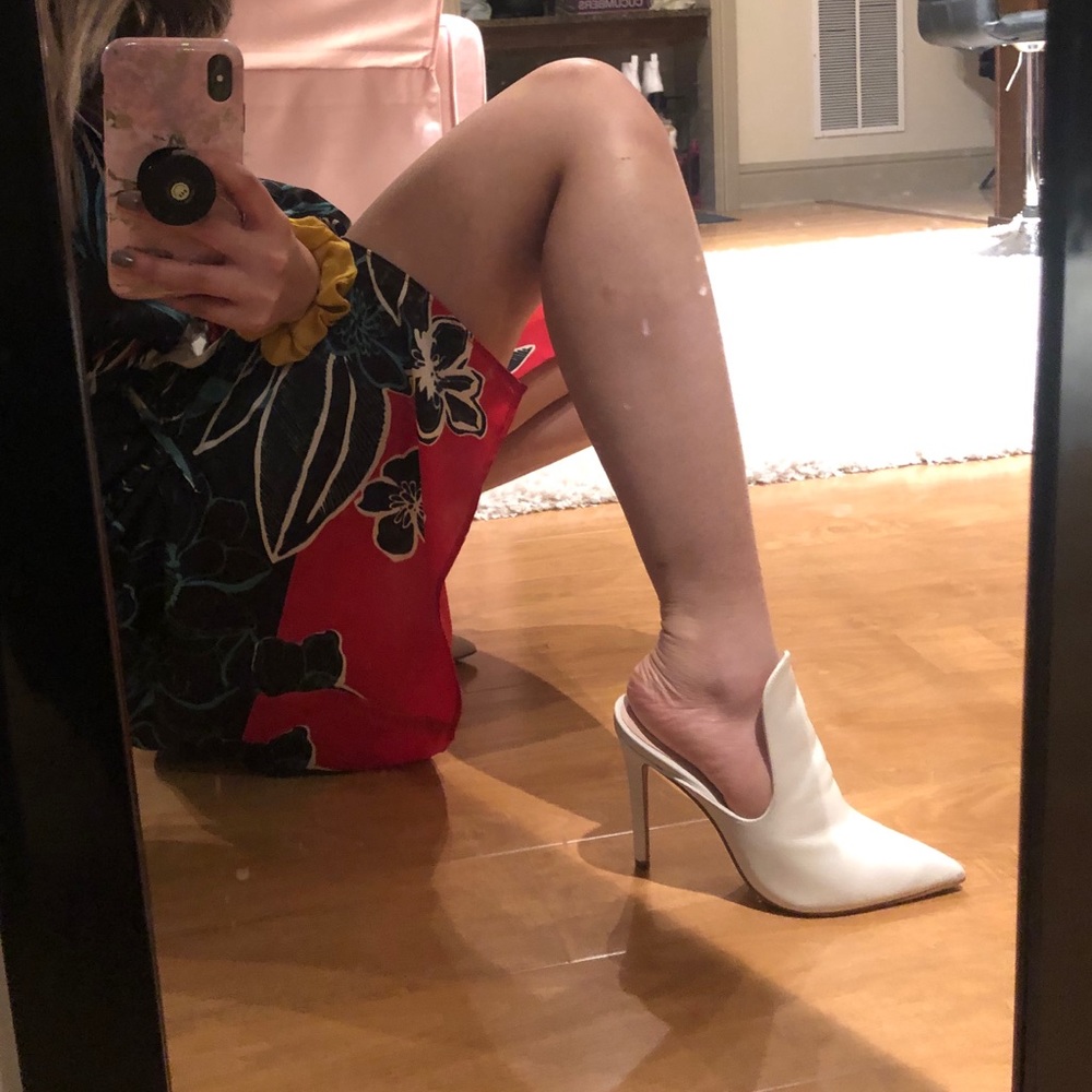 WHITE PONITY HEELS 💕